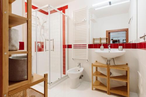 罗马Guest House DEA OPI的浴室配有卫生间水槽和淋浴。