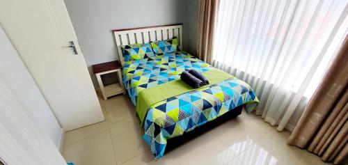 马盖特Mermel 4 - Sleeps 6 - Overlooking Margate Lagoon!的一间卧室配有一张带枕头的床
