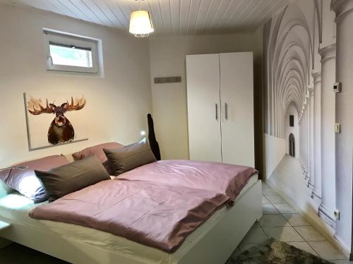 KönenFerienappartement Greiff的卧室配有一张带鹿头的墙壁床。