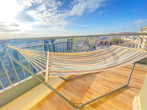 菲乌米奇诺Casa Relax con Terrazza Panoramica的船上甲板上的吊床