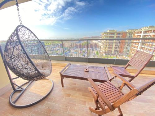 菲乌米奇诺Casa Relax con Terrazza Panoramica的阳台配有2把椅子和桌子