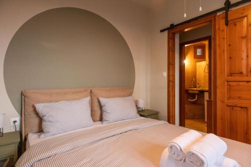 马克里尼撒The Fern House的卧室配有带白色枕头的大床