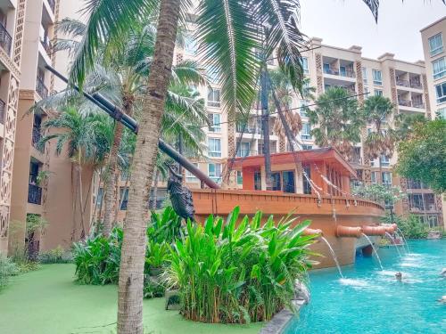 乔木提恩海滩Atlantis Condo Resort Pattaya的度假村的游泳池,带水滑梯