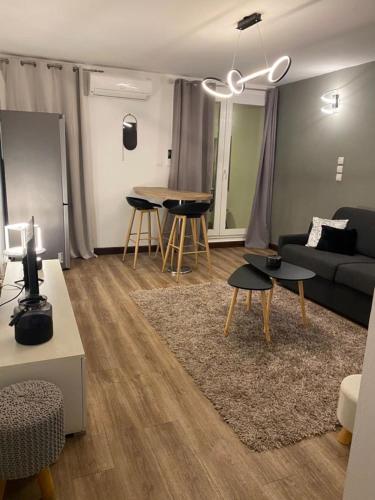 圣吉尔莱班Le Margoze - T2 Boucan Canot的客厅配有沙发和桌子
