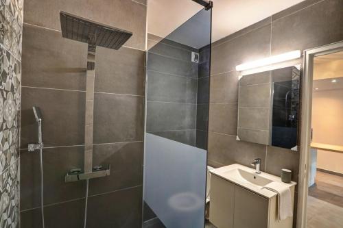 圣丹尼斯Le Zévi - appt T2 Saint Denis的一间带水槽和淋浴的浴室