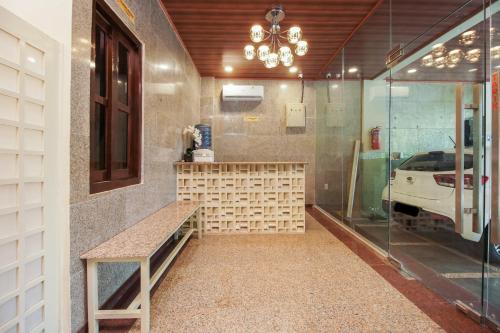 雅加达Urbanview Hotel Cantee Halim Perdanakusuma by RedDoorz的一间带长凳和汽车淋浴的房间