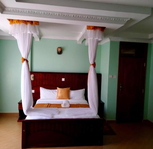 Monrovia Guest House客房内的一张或多张床位
