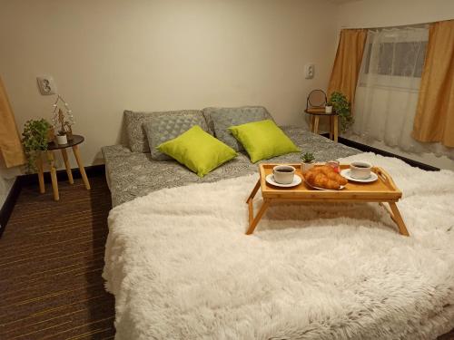 纳尔瓦约埃苏Tiny House的客厅配有一张沙发,上面设有一张桌子