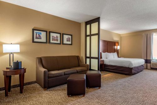 亨特斯维尔Comfort Suites Lake Norman - Huntersville的酒店客房,配有床和沙发