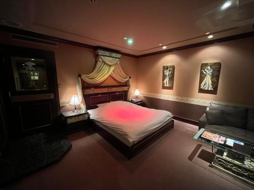 札幌Hotel Pharaoh-Adult Only的一间卧室配有一张大床和一张沙发