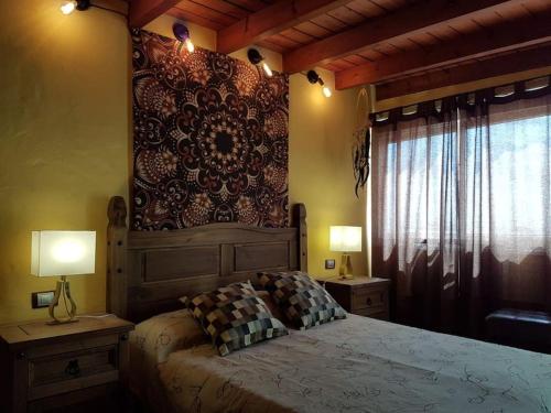 罗萨里奥港Apartamento rural zona céntrica isla的一间卧室配有一张大床、两张桌子和两盏灯。