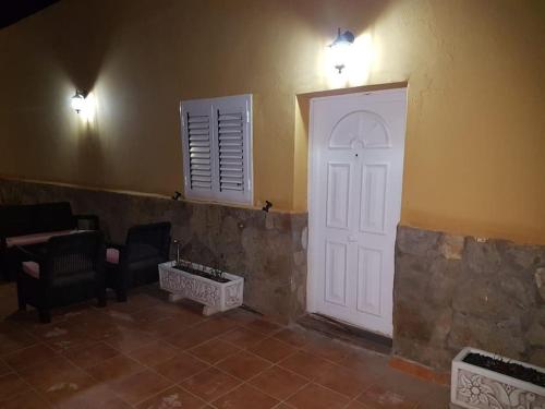 罗萨里奥港Apartamento rural zona céntrica isla的一间设有白色门、桌子和椅子的房间