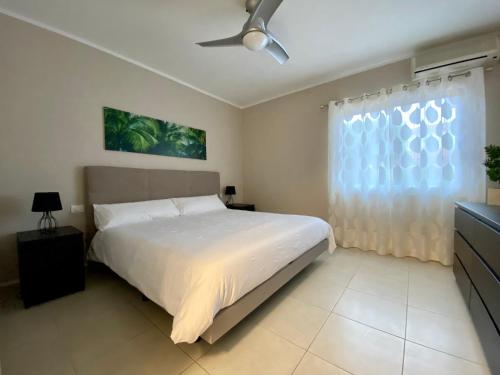圣米格尔德阿沃纳Juangy’s Apartments in Las Adelfas Golf del Sur的卧室配有白色的床和窗户。