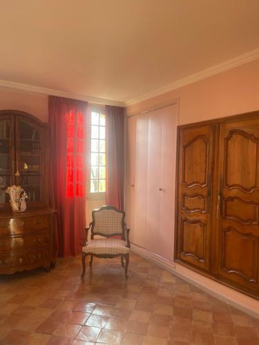 普罗旺斯艾克斯Suite le Quervalat dans magnifique bastide 18eme的一间带椅子、梳妆台和窗户的房间