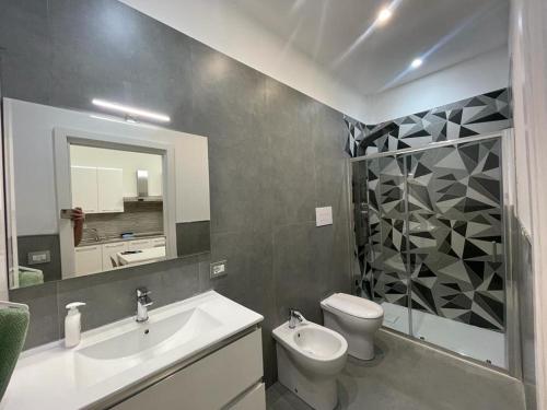 福贾B&B MANFREDI的一间带水槽、卫生间和镜子的浴室
