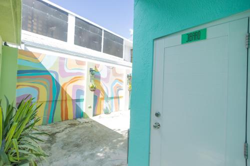 圣胡安La Esmeralda PR的通向一座有五颜六色墙壁的建筑的门