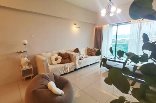 怡保Kinta Riverfront Suite @ Cozy Ipoh- 7paxs的带沙发和窗户的客厅