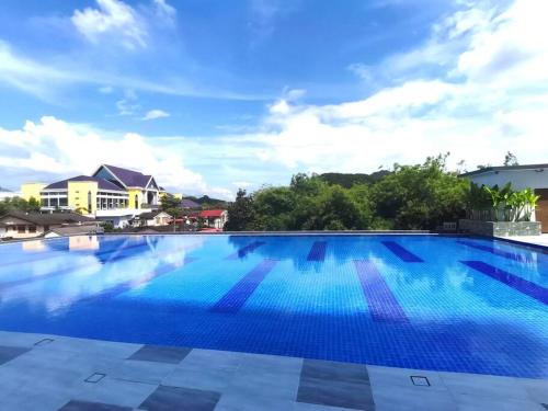 怡保Kinta Riverfront Suite @ Cozy Ipoh- 7paxs的蓝色海水大型游泳池