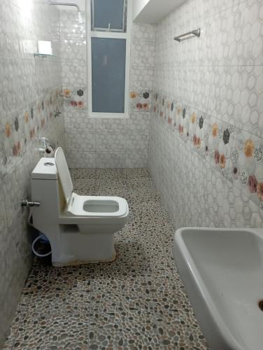 蒙巴萨Precious Moments Suite的浴室配有卫生间、盥洗盆和浴缸。