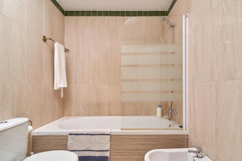 拉海瑞德拉Los Altos 19的带浴缸、卫生间和盥洗盆的浴室