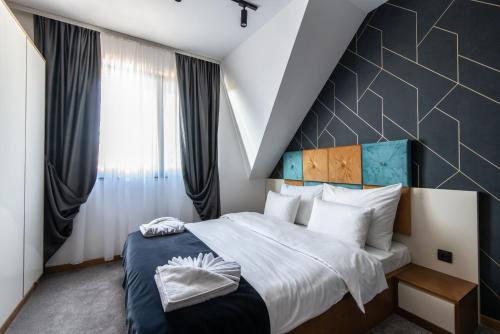 科帕奥尼克Hotel Djina - Kopaonik的一间卧室配有一张带几何床头板的大床