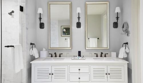 FayettevillePursell Farms的浴室设有白色水槽和两面镜子