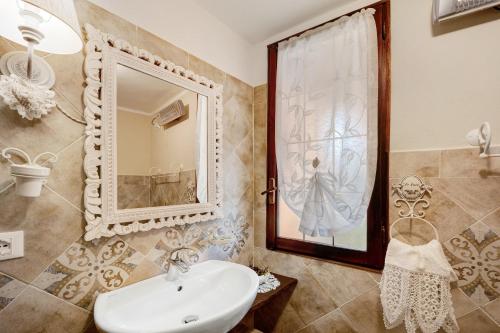 NasinoDa Nonna Annetta的一间带水槽和镜子的浴室