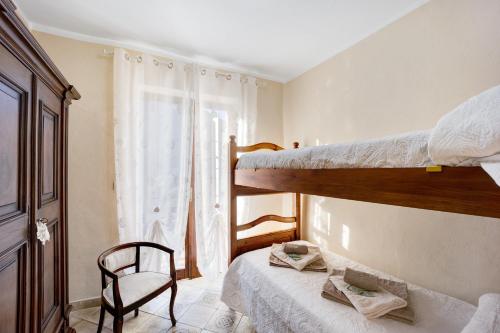NasinoDa Nonna Annetta的一间卧室配有两张双层床和椅子