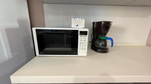 阿斯塔纳На Тархана的微波炉、咖啡壶和微波炉