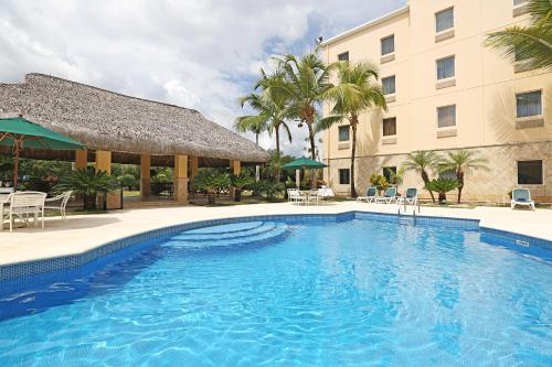 博卡奇卡皇家阿罗普陀圣多明各品质酒店的酒店前方的大型游泳池