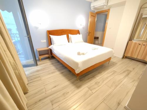 耶路撒冷帕雷酒店的一间卧室配有一张床,铺有木地板