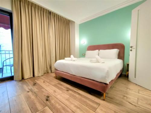 耶路撒冷帕雷酒店的一间卧室配有一张带白色床单的大床