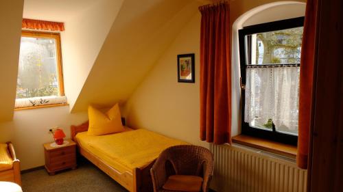 库罗阿尔滕堡Villa Lydia的一间卧室设有一张小床和一个窗户。