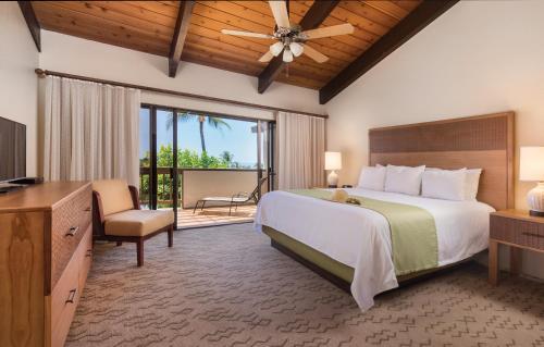 科纳科纳海岸度假酒店的一间卧室配有一张大床和电视