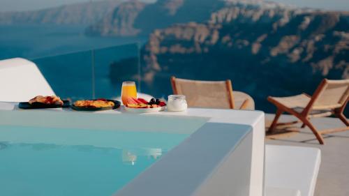 梅加洛克里Nelya Suites的一张桌子,上面放着食物,享有大峡谷的景色