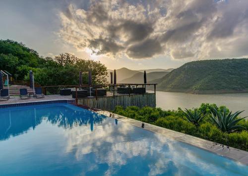 焦济尼Jozini Tiger Lodge & Spa by Dream Resorts的河景游泳池