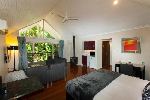 谭伯连山Songbirds Rainforest Retreat的一间卧室设有一张床和一间客厅。