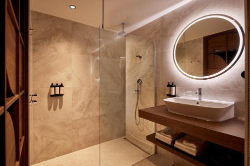 莱利斯塔德Van der Valk Hotel Lelystad的一间带水槽和淋浴的浴室