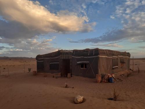 扎古拉Sahara Peace camp的沙漠中一座小建筑