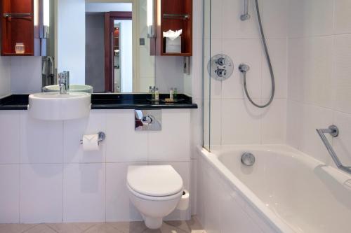 布里格Forest Pines Hotel, Spa & Golf Resort的浴室配有卫生间、浴缸和水槽。
