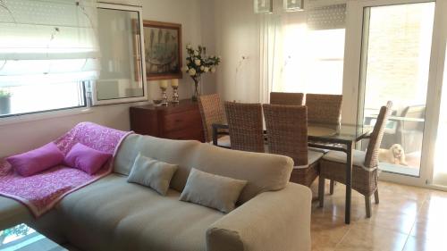 利乌玛Arel的带沙发的客厅和用餐室
