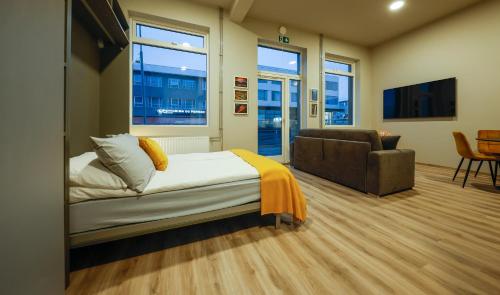 雷克雅未克Center apartments - Hekla的一间卧室配有一张床、一张沙发和一把椅子