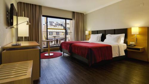 里斯本SANA酒店的酒店客房设有一张床和一个阳台。