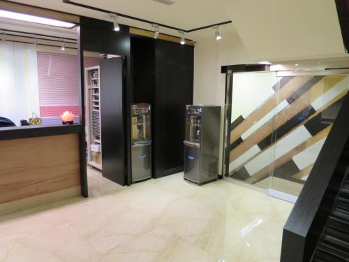 基隆永豐旅社的一间设有2台自动售货机和台面的房间