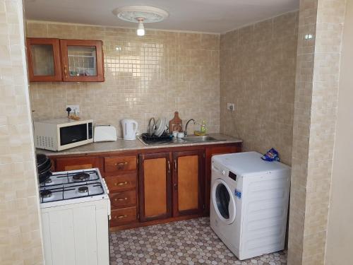 BrusubiThe bb's的厨房配有洗衣机和微波炉。