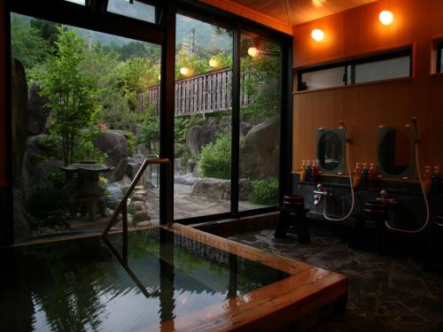 高山游传统日式旅馆的一间带水池和窗户的浴室