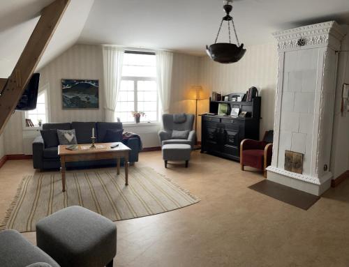 迪韦德Medstugans vandrarhem的客厅配有沙发、椅子和桌子