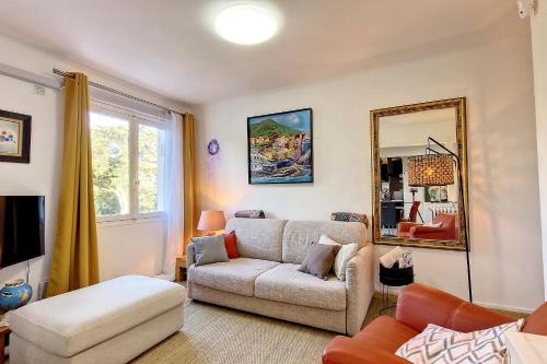 戛纳HENRI CAMILLE REAL ESTATE - ALEXANDRA - 2 bedrooms的带沙发和镜子的客厅