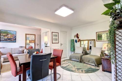 戛纳HENRI CAMILLE REAL ESTATE - ALEXANDRA - 2 bedrooms的客厅配有桌椅