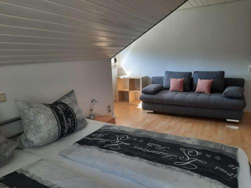 巴特里坡德索西坡Ferienwohnung Schwarzwaldblick的客厅配有沙发和1张床